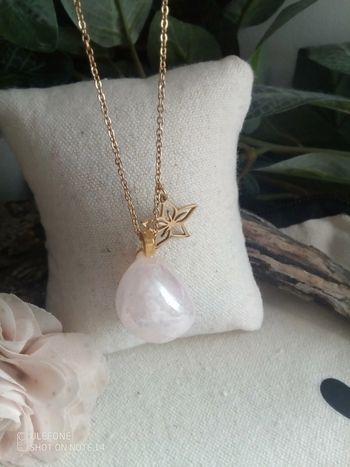 Collier quartz aura et fleur dorée