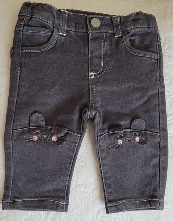 Jean avec des lapins aux genoux