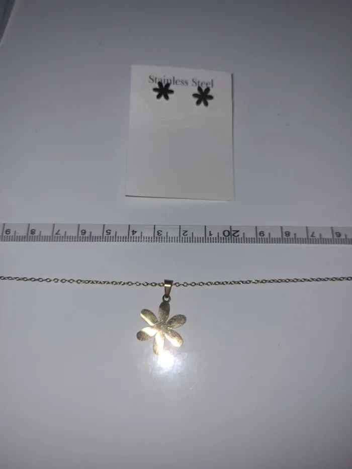Ensemble chaîne pendentif boucles d'oreille motif Marguerite - photo numéro 4