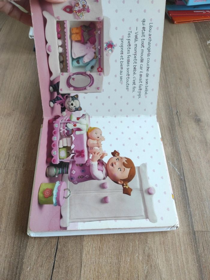 Livre : P'tite Fille : Lilou joue à la poupée - photo numéro 8