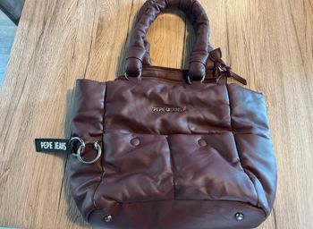 Sac à main bordeaux Pepe Jeans – porté épaule