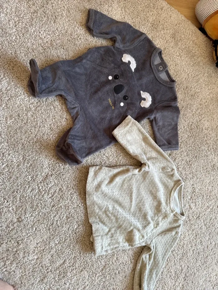 Lot de deux pyjamas pour bébé en velours