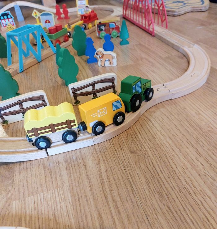 Lot complet de circuits, chemin de fer en bois, trains, voitures etc - photo numéro 7
