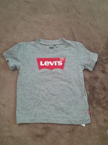 T-shirt manche courte - Levi's - Très bon état- Taille 24 mois