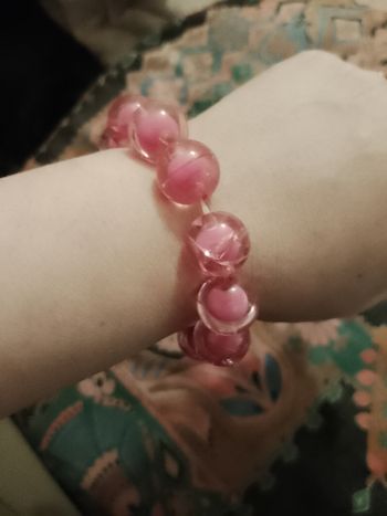 bracelet élastique en perles de plastique roses /translucides.