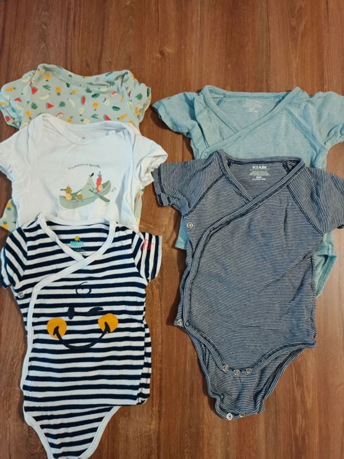 Lot 5 bodies 6 mois Kiabi Tao