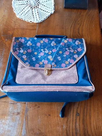 🗑cartable bleu marine à fleur + brillant doré V.Baudet