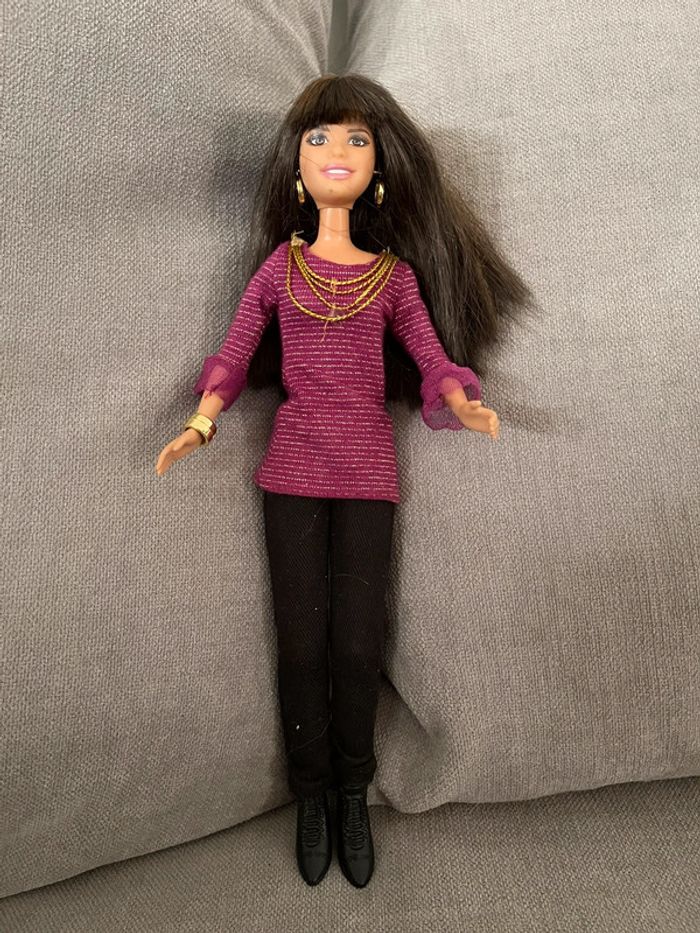 poupée Barbie brune et mate