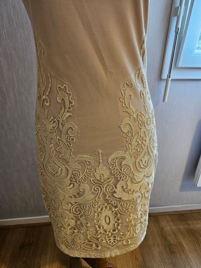 Robe beige avec broderie dorée - photo numéro 2