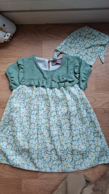 Robe fleurie et foulard