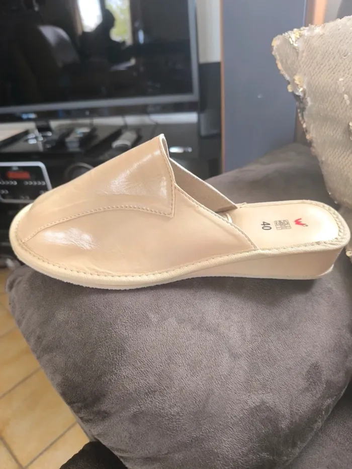 Jolies pantoufles en cuir beige - photo numéro 6