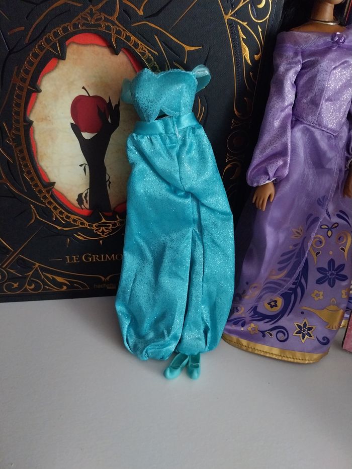 Poupée Jasmine en robes violette et verte + service à thé- Coffret de poupées Aladdin Disney - photo numéro 2