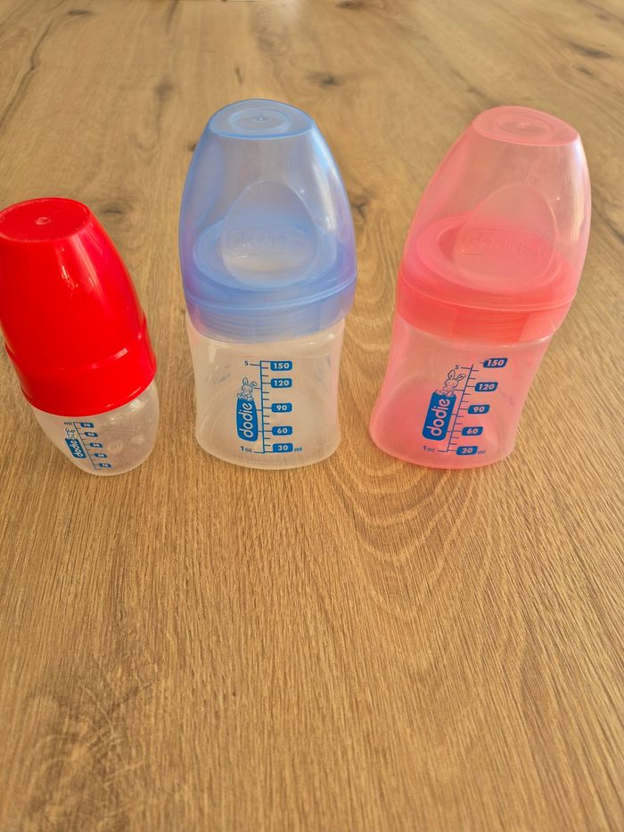 Lot biberons 150 ml + tétines + attache tétine + bavoir + biberons médicament - photo numéro 8