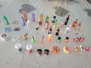 Lot de petits objets pour barbie