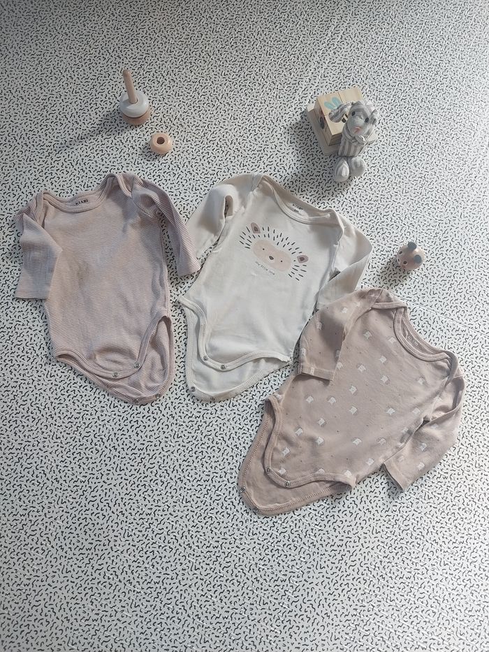 Lot de 3 bodies manches longues – Kiabi – Taille 6 mois - photo numéro 2