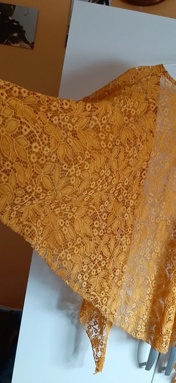 Bolero moutarde en broderie - photo numéro 3