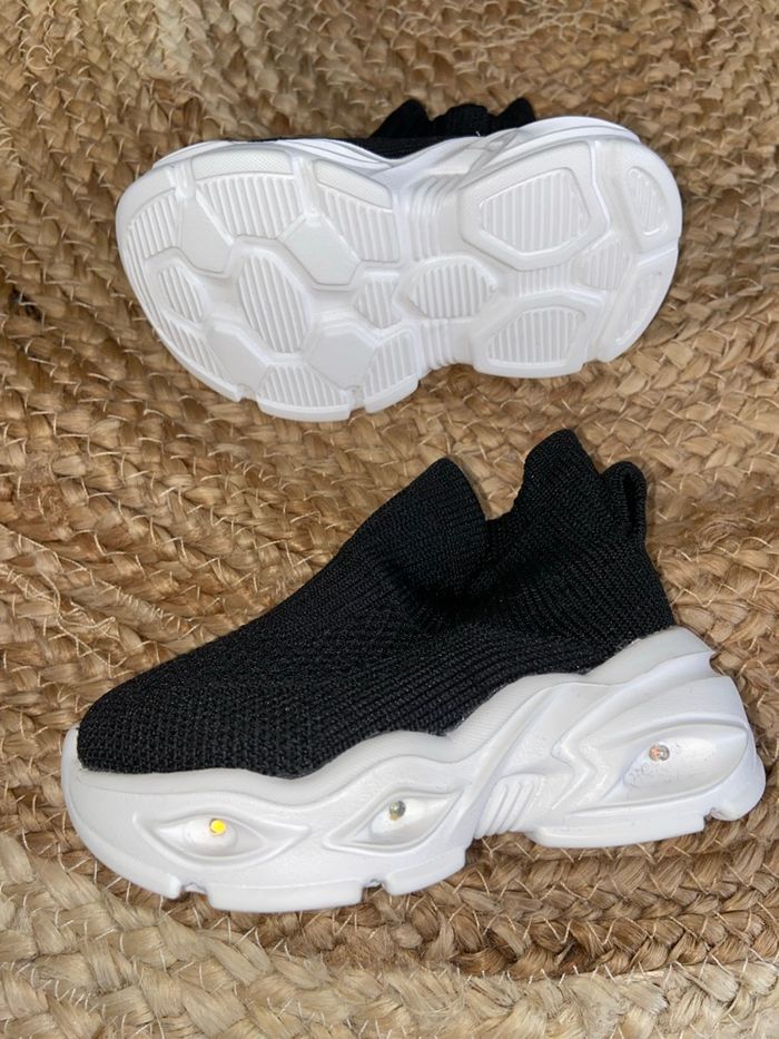 Basket chaussette noir blanche clignotante 19 neuve - photo numéro 3