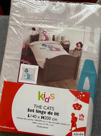 Housse de couette de marque Alinea taille 140 x 200 neuves The cats