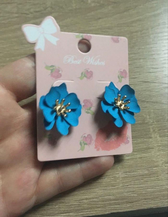Boucles d’oreilles NEUVES avec étiquette femme forme fleurs couleur bleu - photo numéro 5