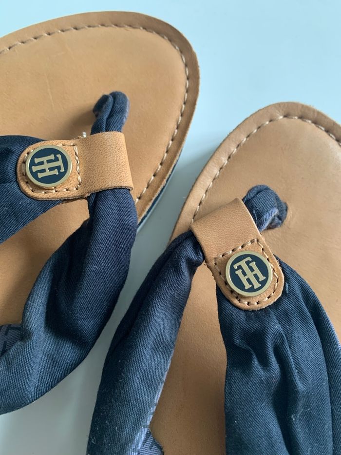 Jolies tongs Tommy Hilfiger taille 37 - photo numéro 2