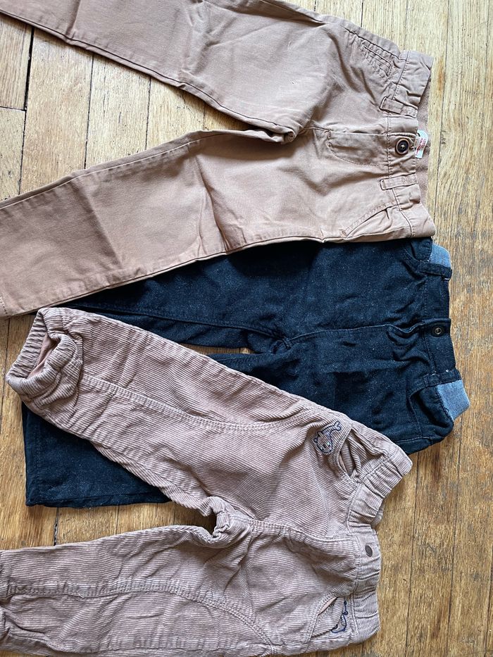 2 pantalons marrons et un pantalon noir de 2 ans