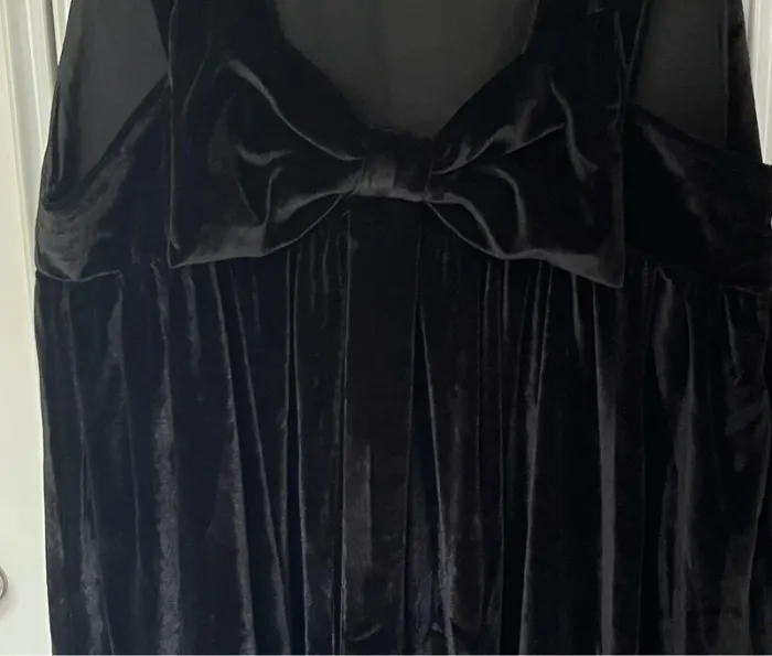 Robe mi-longue en velours noir avec nœud dans le dos - photo numéro 3