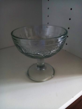 Une coupe en verre (à glace ou vide poche)