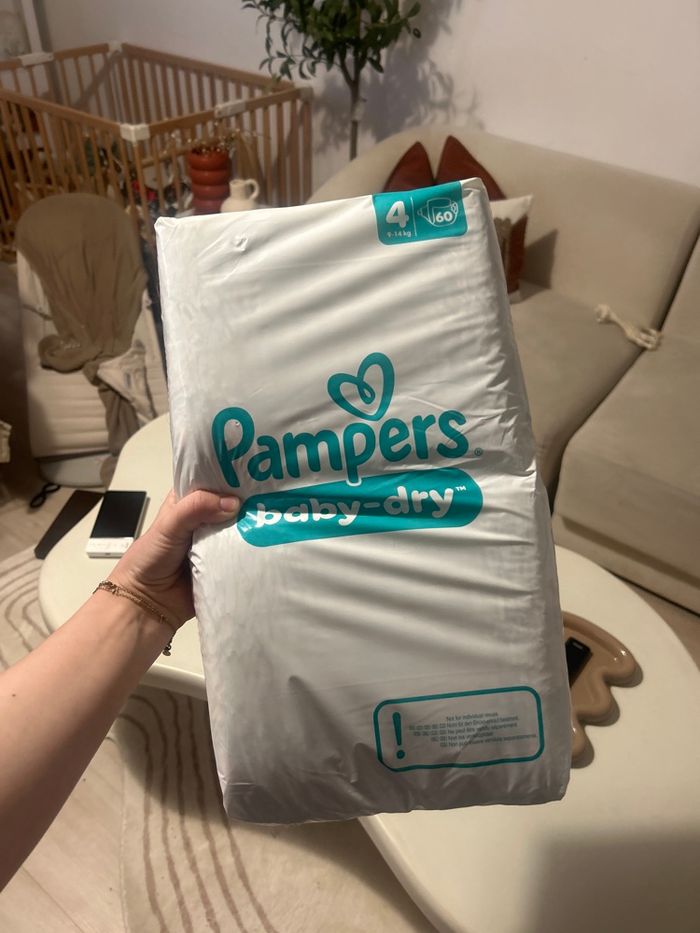 Lot couches Pampers t4 neuf