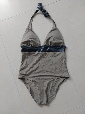 Maillot de bain une pièce beige et noir.