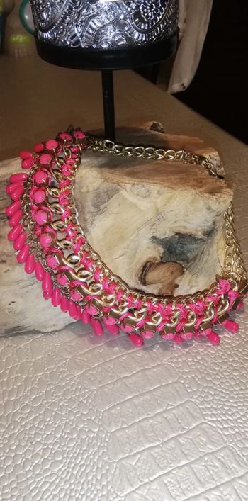 Collier plastron rose