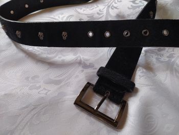 Ceinture large effet fausse fourrure à rivets crânes