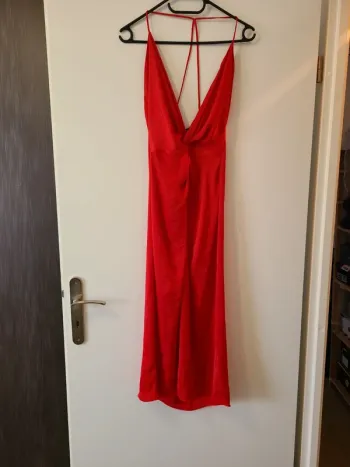Robe satinée rouge