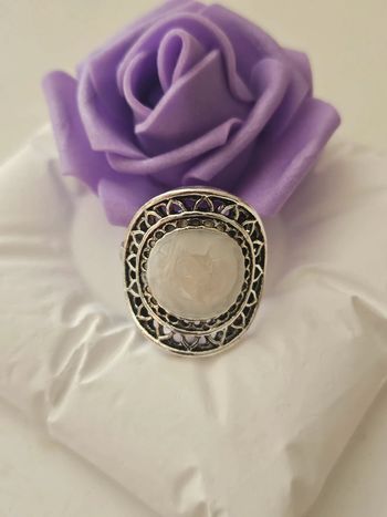 Bague texturee avec son rond de nacre en acier inoxydable