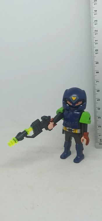 Homme guerrier de l'espace avec arme playmobil