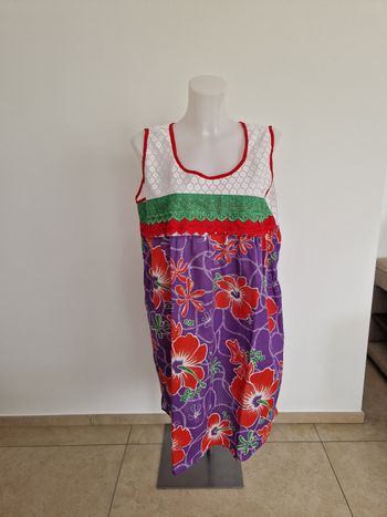 Robe polynésienne violette à fleurs rouge avec détail dentelle