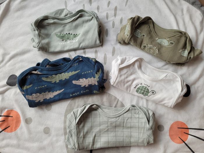 Lot de 5 bodies manches courtes 3/6 mois C&A
