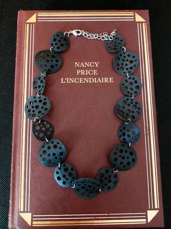 Magnifique collier en caoutchouc noir