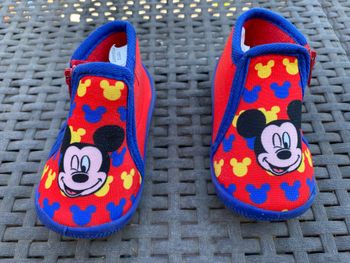 Chaussons  Mickey neufs 19