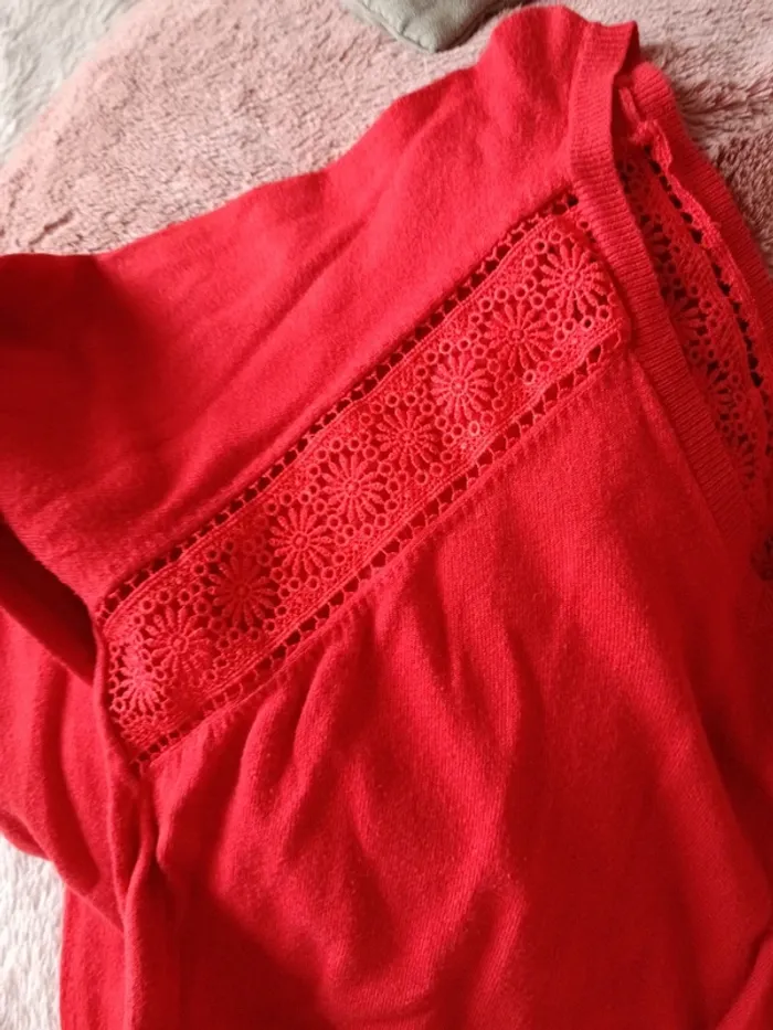 Pull rouge col dentelle - photo numéro 2