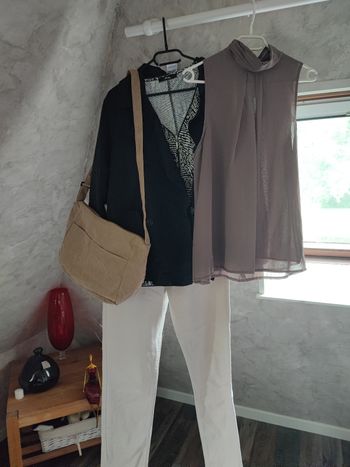 Lot beige.  vêtements femme