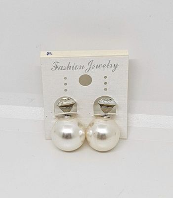Paire de boucles d'oreilles.
Neuve.
Blanc brillant