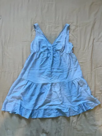 Robe bleu ciel à volant