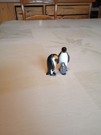 Couple de manchots et leur petit playmobil