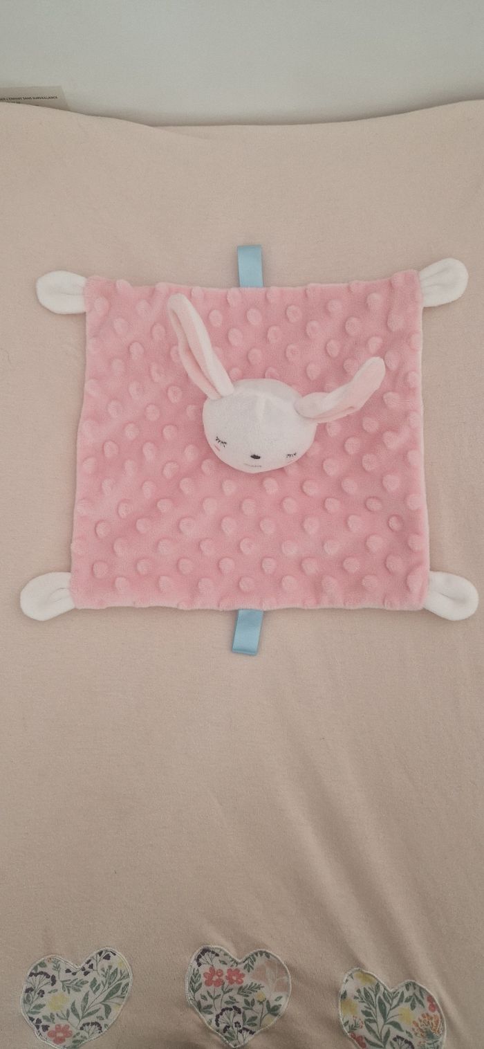 Doudou plat lapin rose et blanc Consys