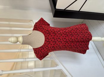 T-Shirt Camaieu rouge et motifs noirs