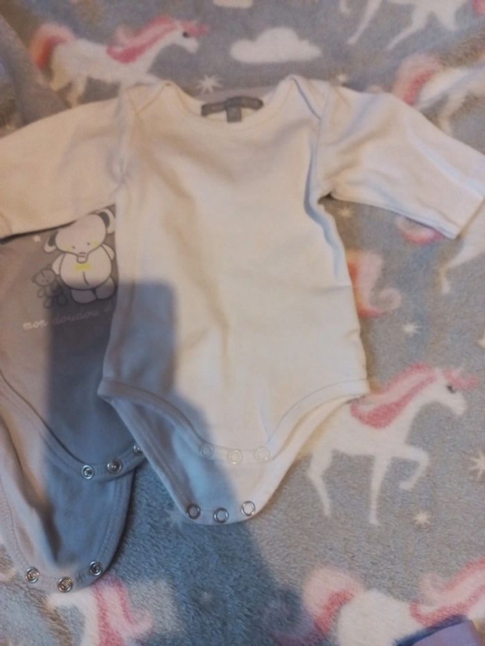 Lot bodies 1 mois - photo numéro 7