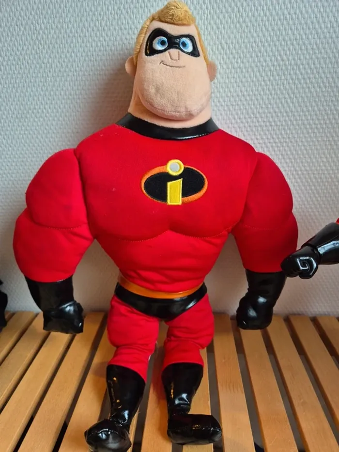 Lots figurines et une peluche indestructible - photo numéro 2