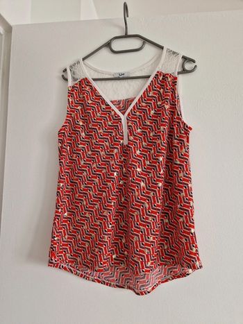 Blouse sans manches rouge avec motifs