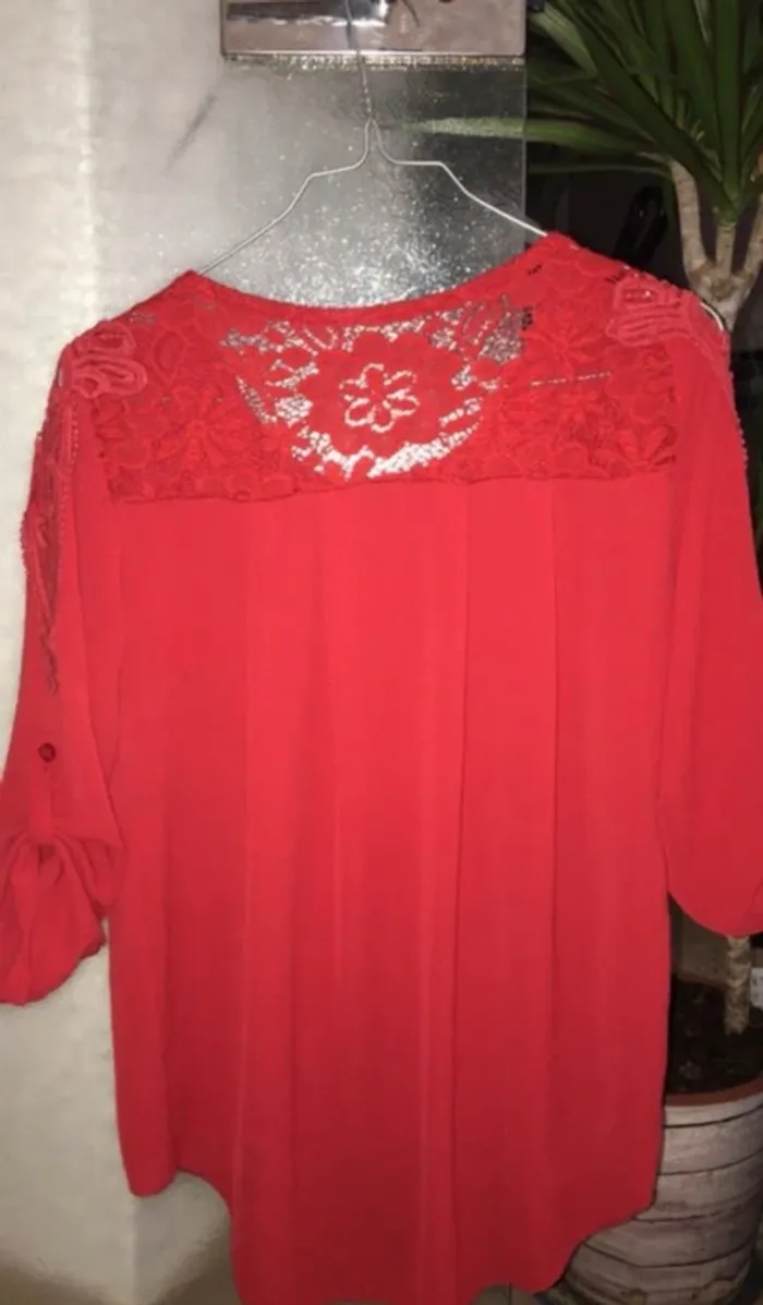 Blouse rouge avec dentelle - photo numéro 5