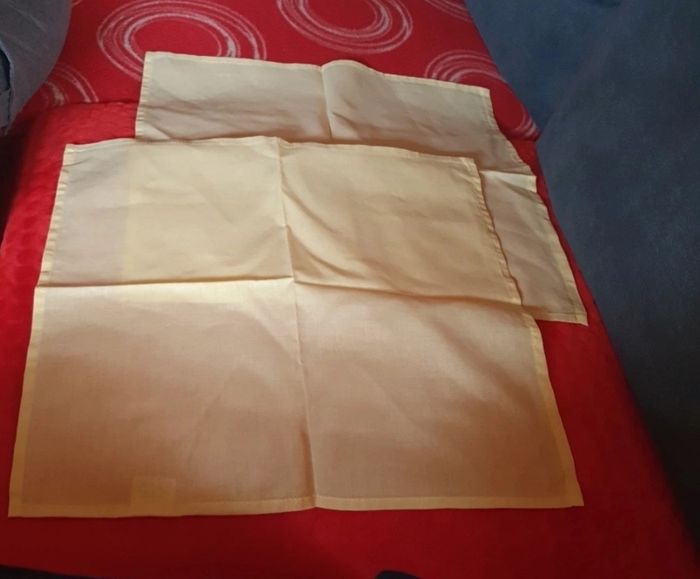 Lot de 2 serviettes de table neuve- jaune clair uni - photo numéro 2